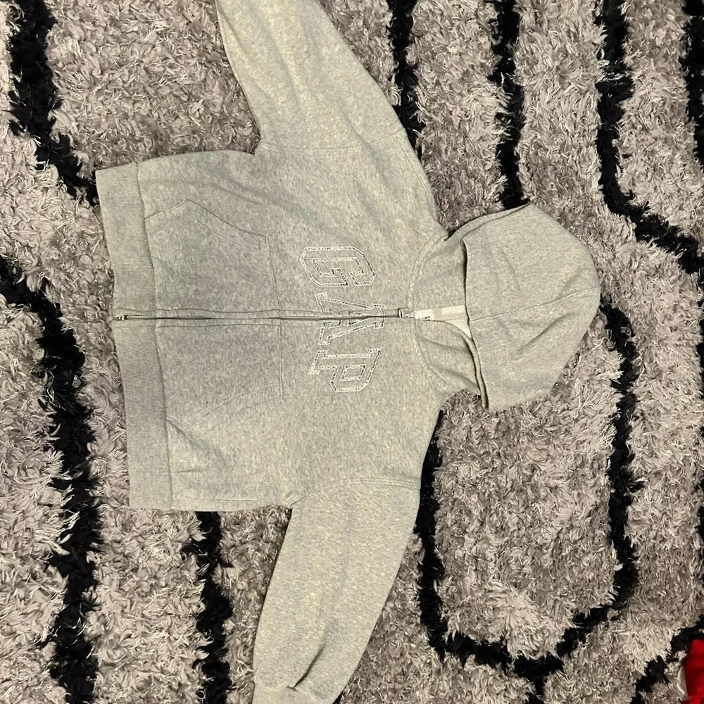 Kids GAP S (6-7) gray zip up hoodie with silver logo